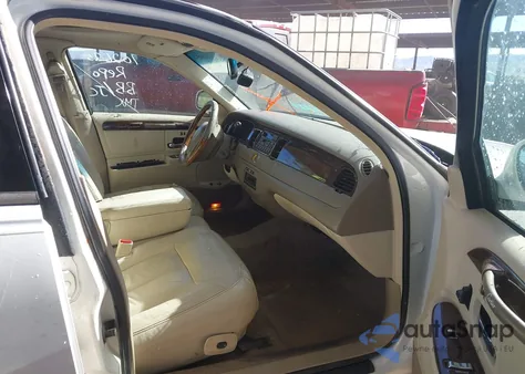 2000 Lincoln Town Car Cartier z USA, uszkodzony, nr VIN 1LNHM83W0YY856901